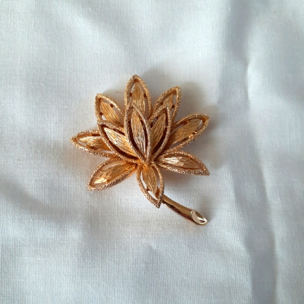Vintage 1971  Avon Textured Gold Tone Leaf LOTUS FLOWER